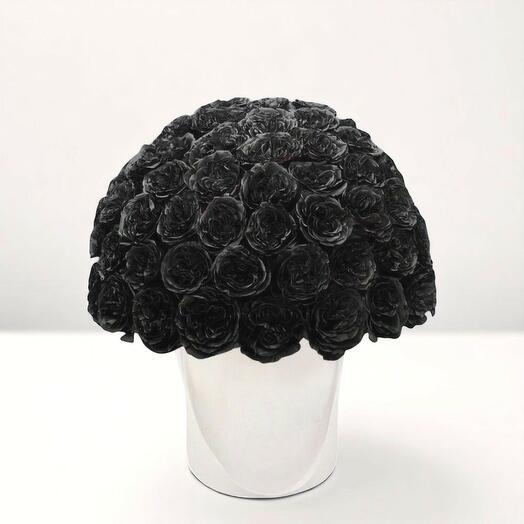 Givre de minuit : roses noires peintes à la bombe dans une boîte Élégance Blanche