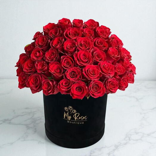 Caja de terciopelo negro con 50 rosas rojas