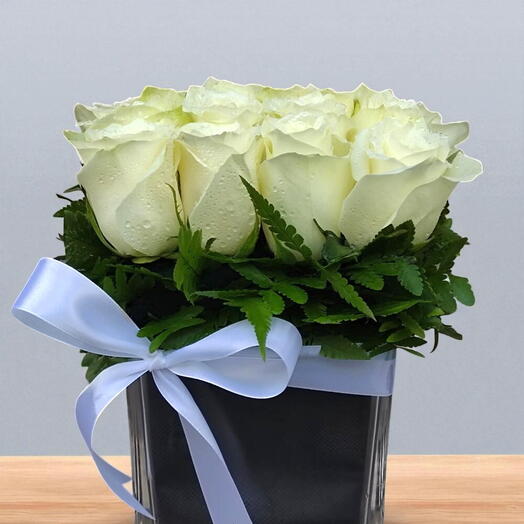Felicity:12 Stems Of White Roses In A Cube Vase