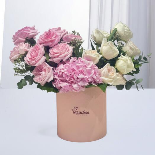 Композиция из белых и розовых роз Охара