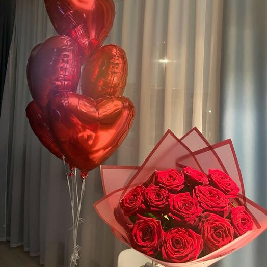 11 красных роз и 5 шаров в форме сердца