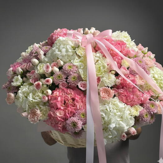 Нежная корзина смешанных цветов