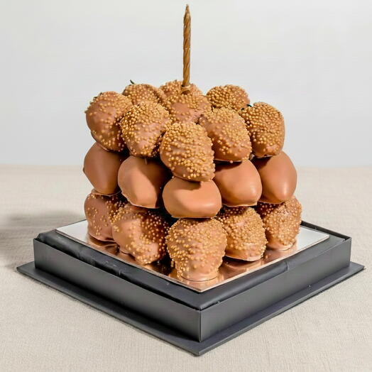 Куб с клубникой в молочном шоколаде