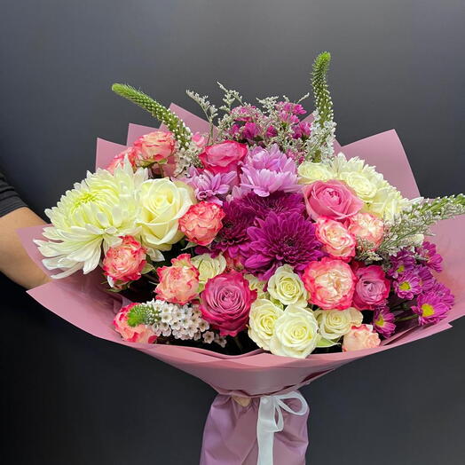 Белый-пурпурный микс в красивом букете