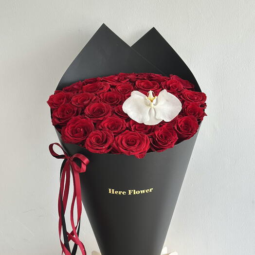 Signature Black Wrap Rose Bouquet – Grand Size