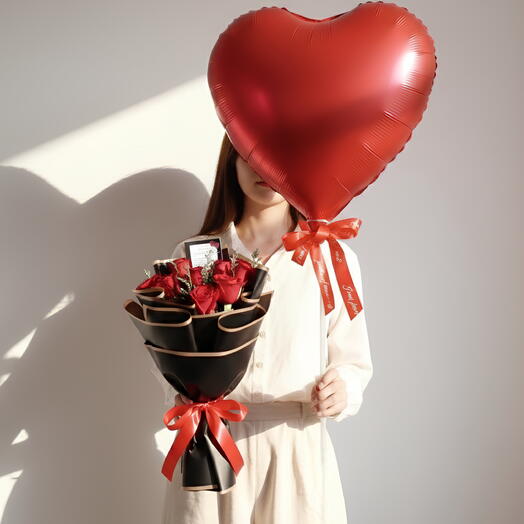 Bouquet de roses rouges avec un ballon
