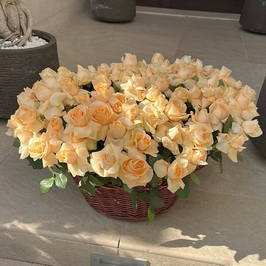 Персиковые цветы в корзине