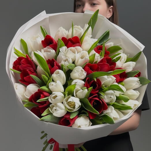 Bouquet de 50 tulipes rouges et blanches