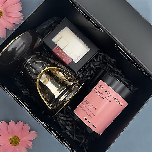 Подарочная коробка с чёрной свечой, горелкой для воска и восковыми плитками ко Дню матери и Международному женскому дню