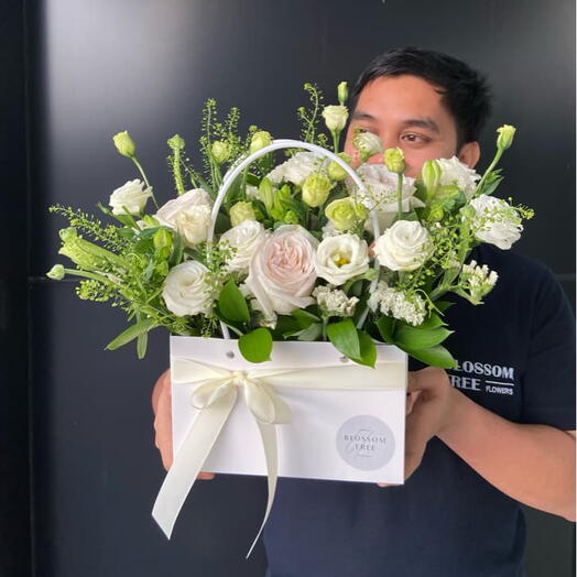 "Luna" Flower Bag | White Arrangement | Garden Roses | Lisianthus