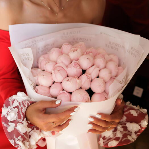 French Kiss: Medium Size Bouquet of Pink Garden Roses