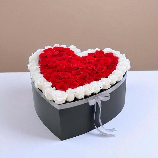 Сердце из красных и белых роз