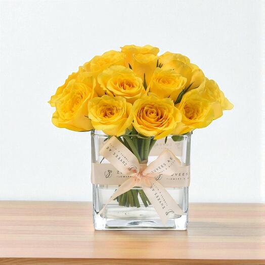 Sunshine Bliss in Glass Vase – 20 Yellow Roses in Square Floral Display