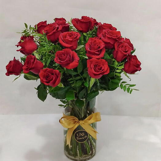 20 Stems red roses in a vase