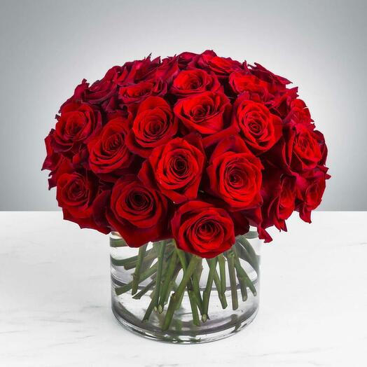 31 красная роза в вазе