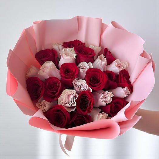 ️💖 Love in Bloom! 31 Roses of Red   Pink for the Ultimate Statement! RomanticGifts LuxuryFlowers