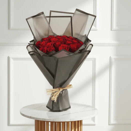Seductora – 25 rosas rojas en envoltorio negro | ramo rojo de lujo | regalo romántico | flores de aniversario | ramo audaz-