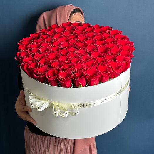 Red rose flowers in box