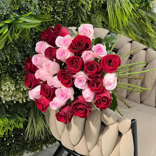 Букет из 31 красной и розовой роз
