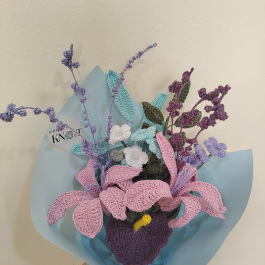 Ramo eterno de lirios y lavanda hecho a mano a ganchillo