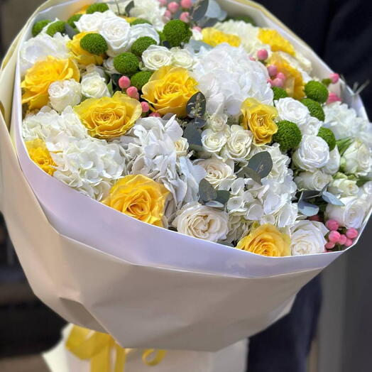 HYDRANGIA   YELLOW ROSES  IN A BQT