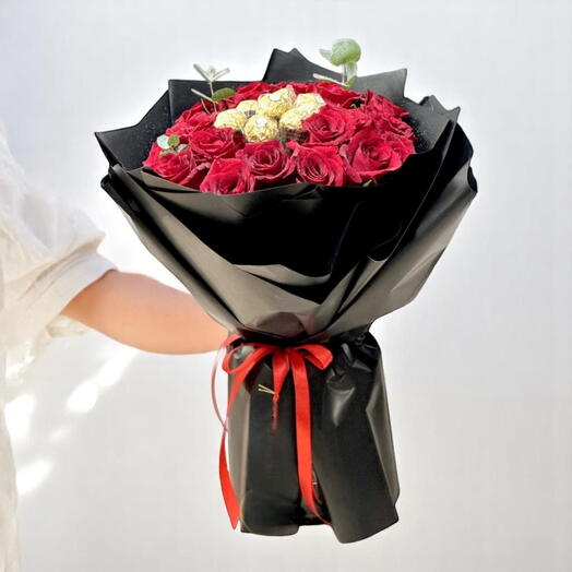 "Sweet Love Bouquet | 20 Red Roses with 7 Ferrero Rocher Chocolates – Romantic Gift Combo"