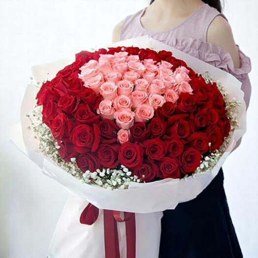 Большой сладкий сердечный букет – композиция из 100 роз в форме сердца с розовыми и красными розами