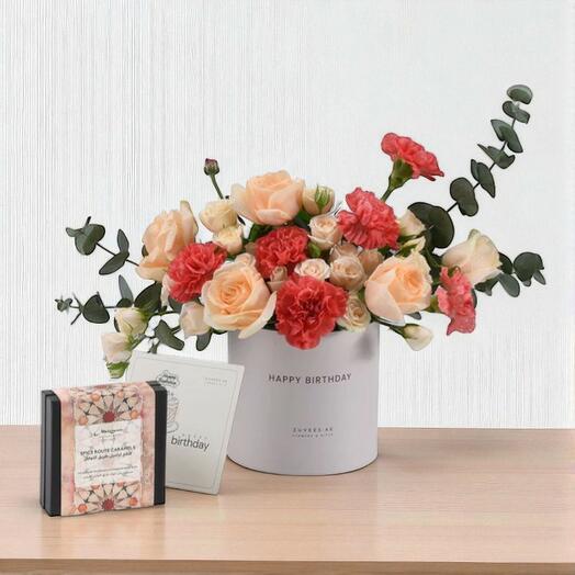 Sunset Bliss Combo de Caja de Cumpleaños – Rosas Melocotón   Claveles Rojos con Regalo Gourmet