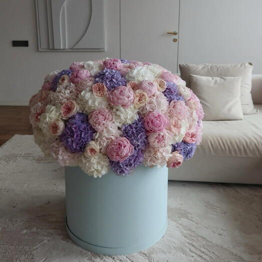 Лазурная мечта: роскошная коробка с гортензиями, пионами и садовыми розами