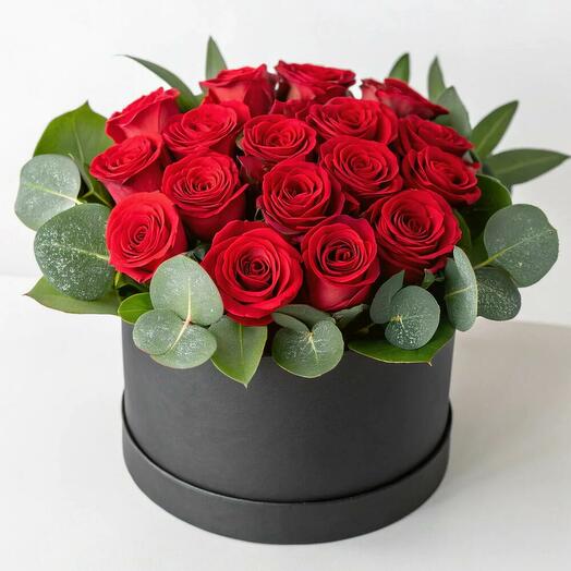 Коробка с красными розами