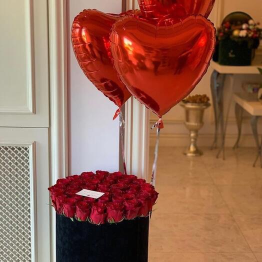 25 красных роз в коробке и воздушные шары