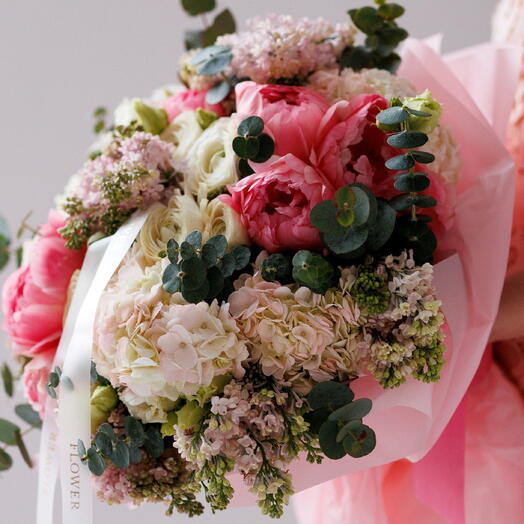 Чудесный мир мечты: большой букет из гортензий, пионов, роз, ранункулюсов и эустомы