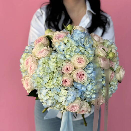 Serene Blossoms: Large Bouquet of Pink Garden Roses and Sky-Blue Hydrangeas