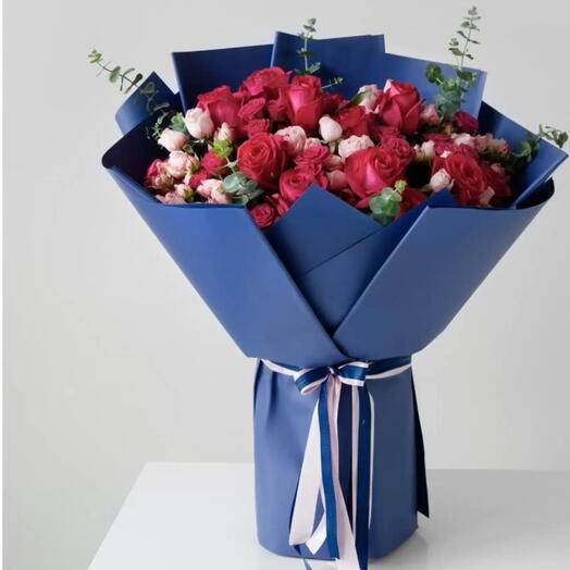 Saphire -Роскошный букет красных и белых роз