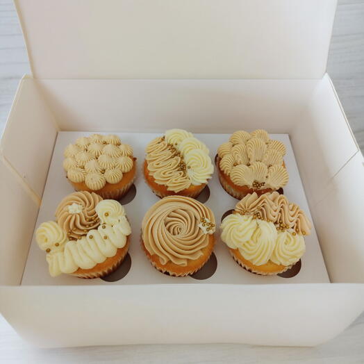 Элегантные бежевые капкейки