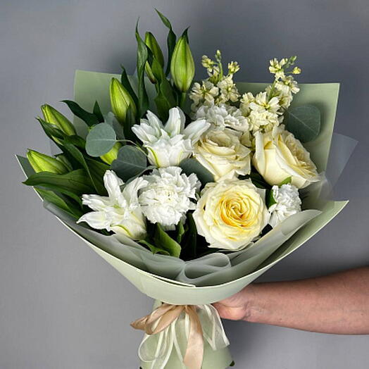 Выбор королевы _ Премиальный букет из белых лилий и кремово-белых роз