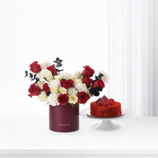 Оазис из роз в фирменной коробке с тортом «Ред Вельвет»