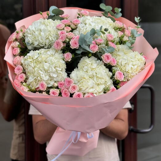 Букет из белой гортензии и розы Динара