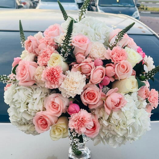 Шарообразная цветочная композиция в вазе