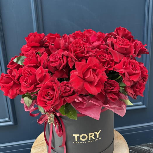 45 rosas rojas en una caja "Al borde de los sentimientos"