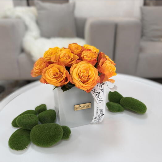 Абрикосовая коробка с цветами средняя