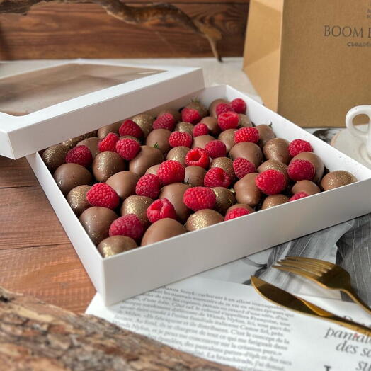 Клубника в шоколаде с малиной