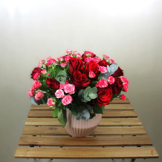 Керамическая ваза с миксом роз 1165