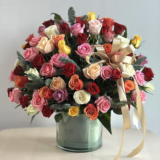 «Роскошная цветочная ваза | 51 роза разных сортов – элегантный центральный элемент для праздника любви»