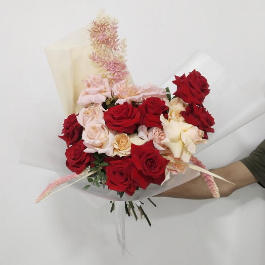 Букет из разных роз