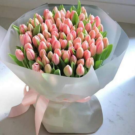Очаровательный букет из 59 светло-розовых тюльпанов – нежный весенний цветочный подарок в элегантной упаковке