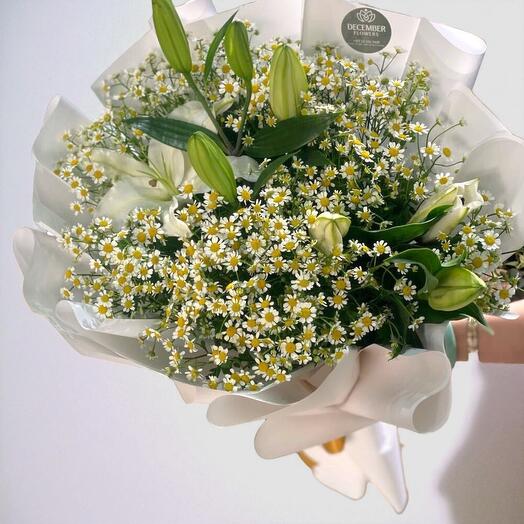 Букет Purity – элегантная композиция из белых лилий и ромашек