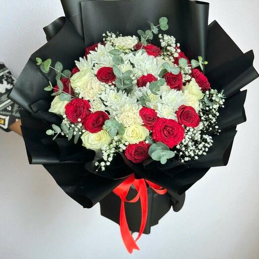 Букет из смешанных цветов в черной бумаге;