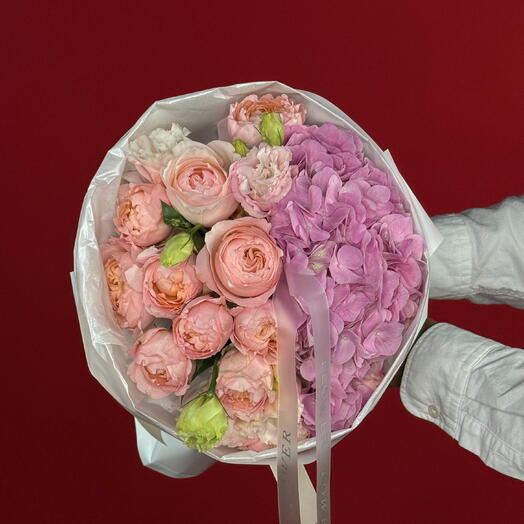 Peach Grace: Небольшой букет из гортензий, роз и эустом