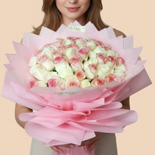 Букет из светло-розовых и белых роз